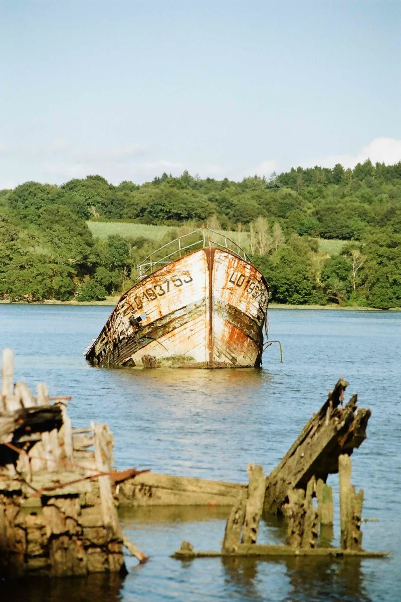 abandoned boat shot on Kodak Portra 400 with a Minolta Dynax, developed at Photovision , by Tuned boy