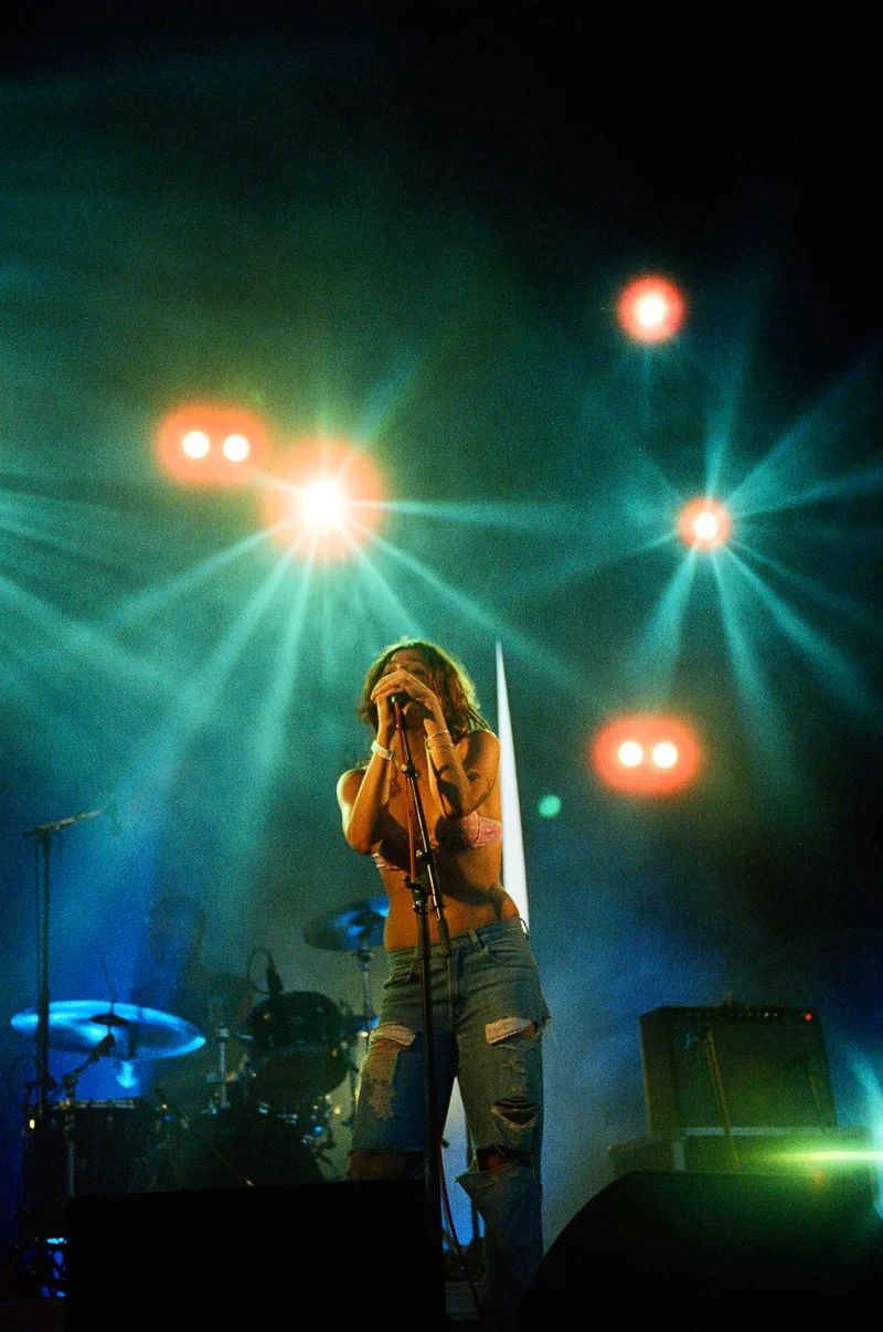 Live shot on Cinemot Cinemot 800T with a Nikon F100, developed at Pelloche Lab, by Vincent Copié