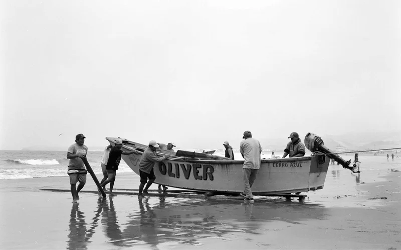 Pescadores (fishermen) shot on Ilford HP5 Plus 400 with a Fuji GSW690III, developed at Southeastern Camera Carrboro, by Gatofilm