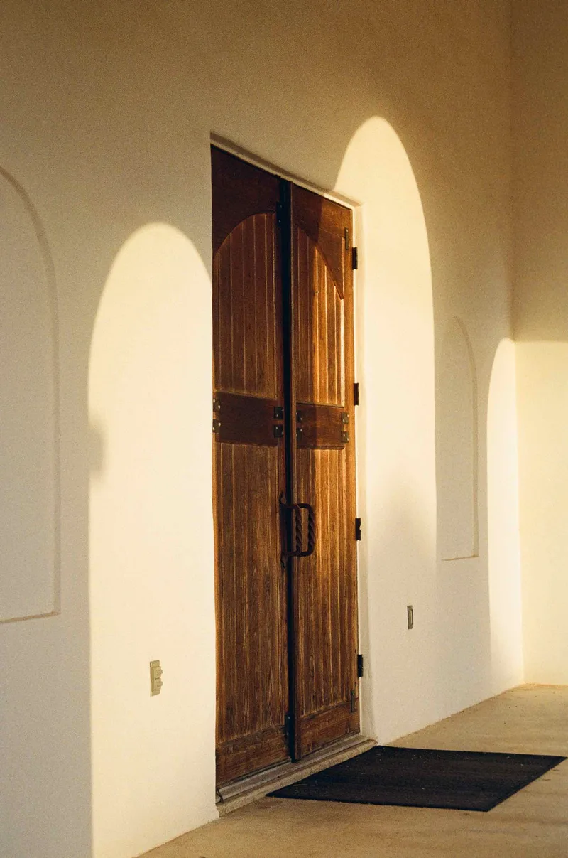 Arch shot on Kodak Gold 200 with a Canon EOS T2, by k2photography