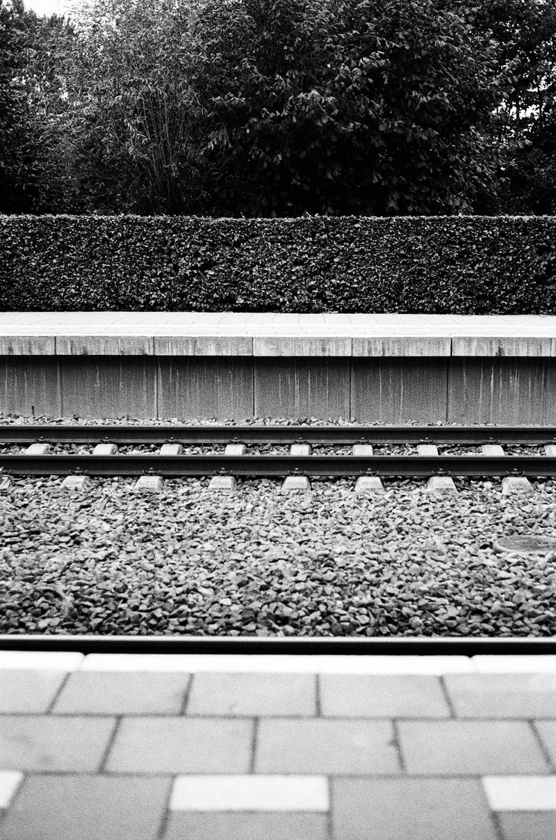 Waiting for the train shot on Ilford Pan 400 with a Minolta X-300, developed at FotoArgenta, by Ruerd Leenstra