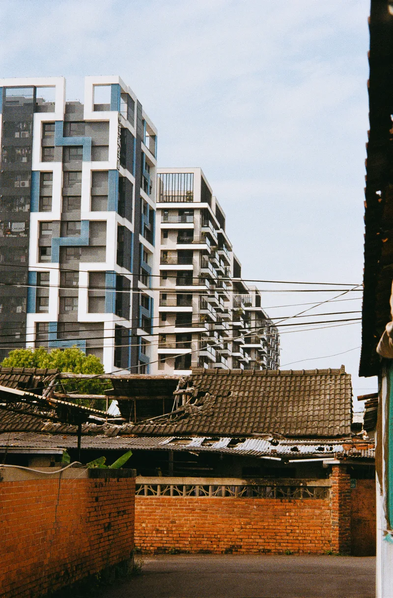 Contrast shot on Fujifilm 200 with a Canon Sure Shot XL, developed at 麗來攝影, by Calvin W