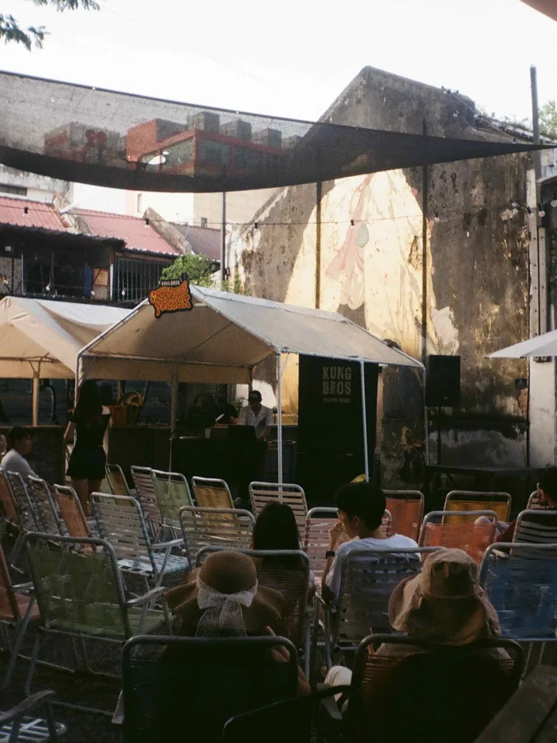 event mana tah shot on Fujifilm 200 with a Olympus Trip 300, by analogbastard.