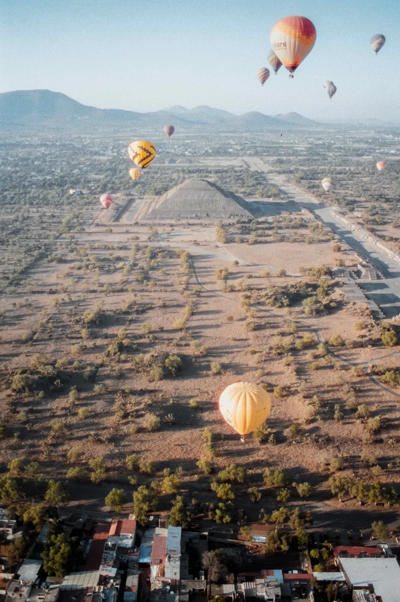 Let's fly shot on Reflx Lab 400 Daylight with a Pentax Spotmatic II, by Jonas