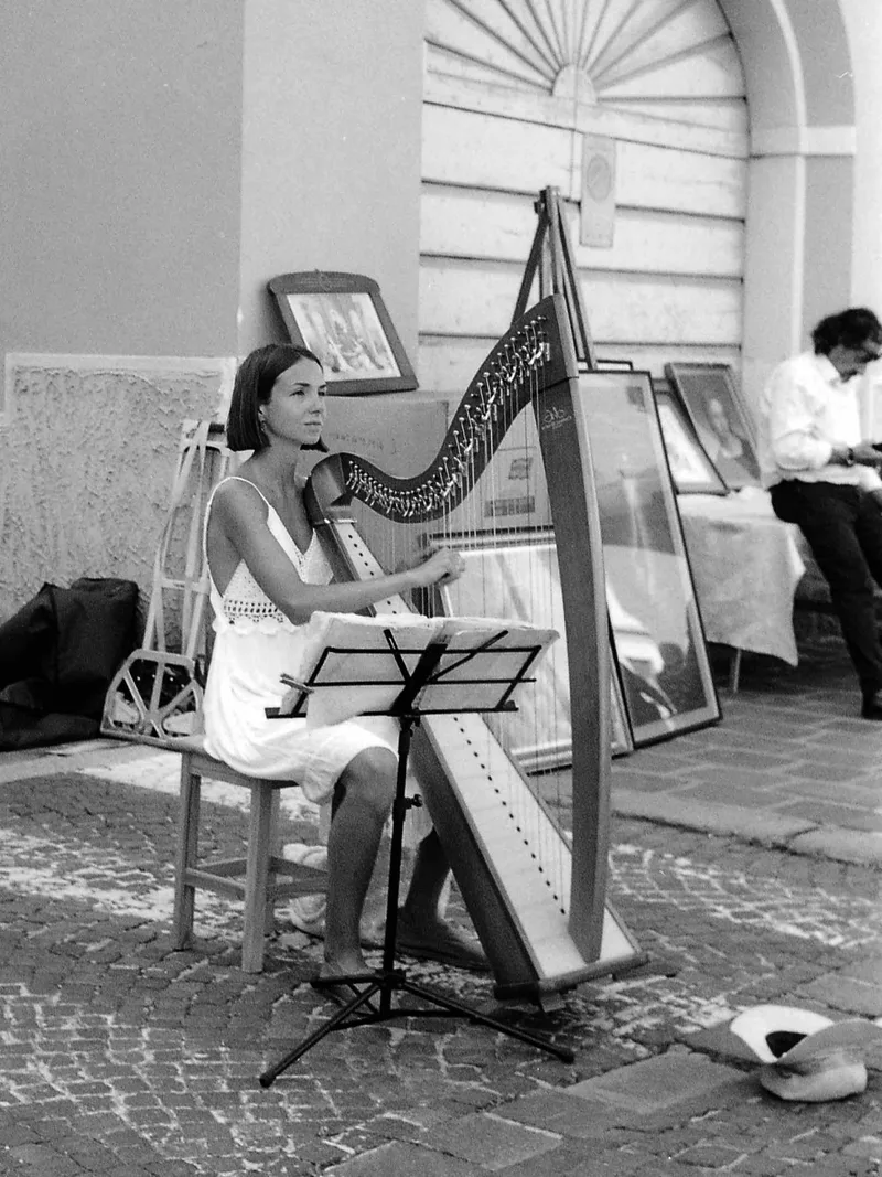 The lady that mastered her skill shot on Ilford Kentmere Pan 400 with a Leica IIIC, developed at Home / Self-Developed, by Cristian Brunelli