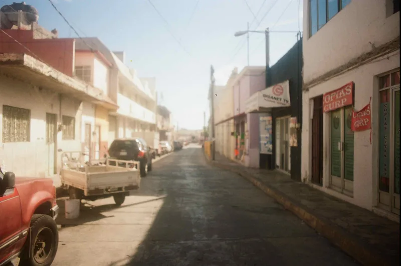 En la calle shot on Fujifilm 200 with a Nikon FM, by Daniel Isaiah Hoyos