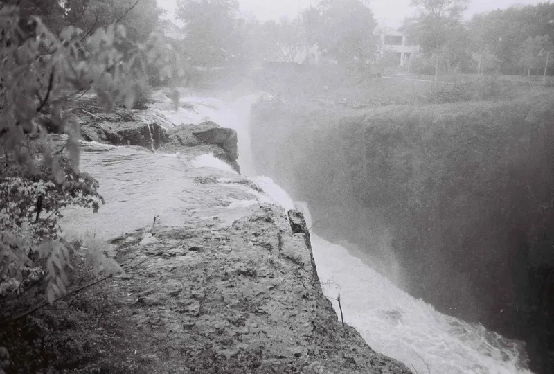 Passaic river shot on Ilford HP5 Plus 400 with a Praktica Super TL 1000, by Julio