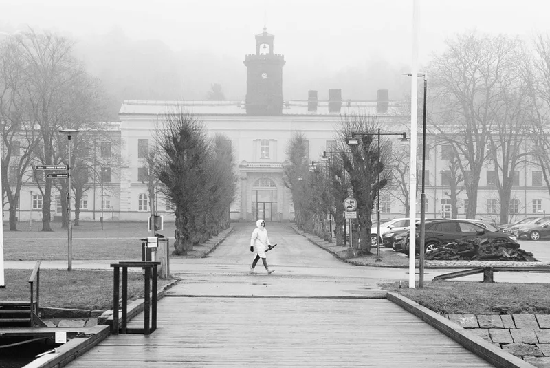 Foggy morning shot on Ilford XP2 Super 400 with a Nikon FM2, developed at Götaplatsen foto, by Green
