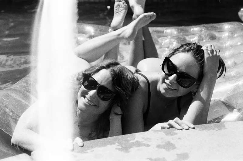 Lounging shot on Kodak T-Max 400 with a Leica R3, by DockFilm