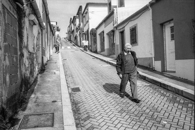 Film photo shot on Ilford HP5 Plus 400 with a Leica M3, developed at Photo Master, by Sumsy