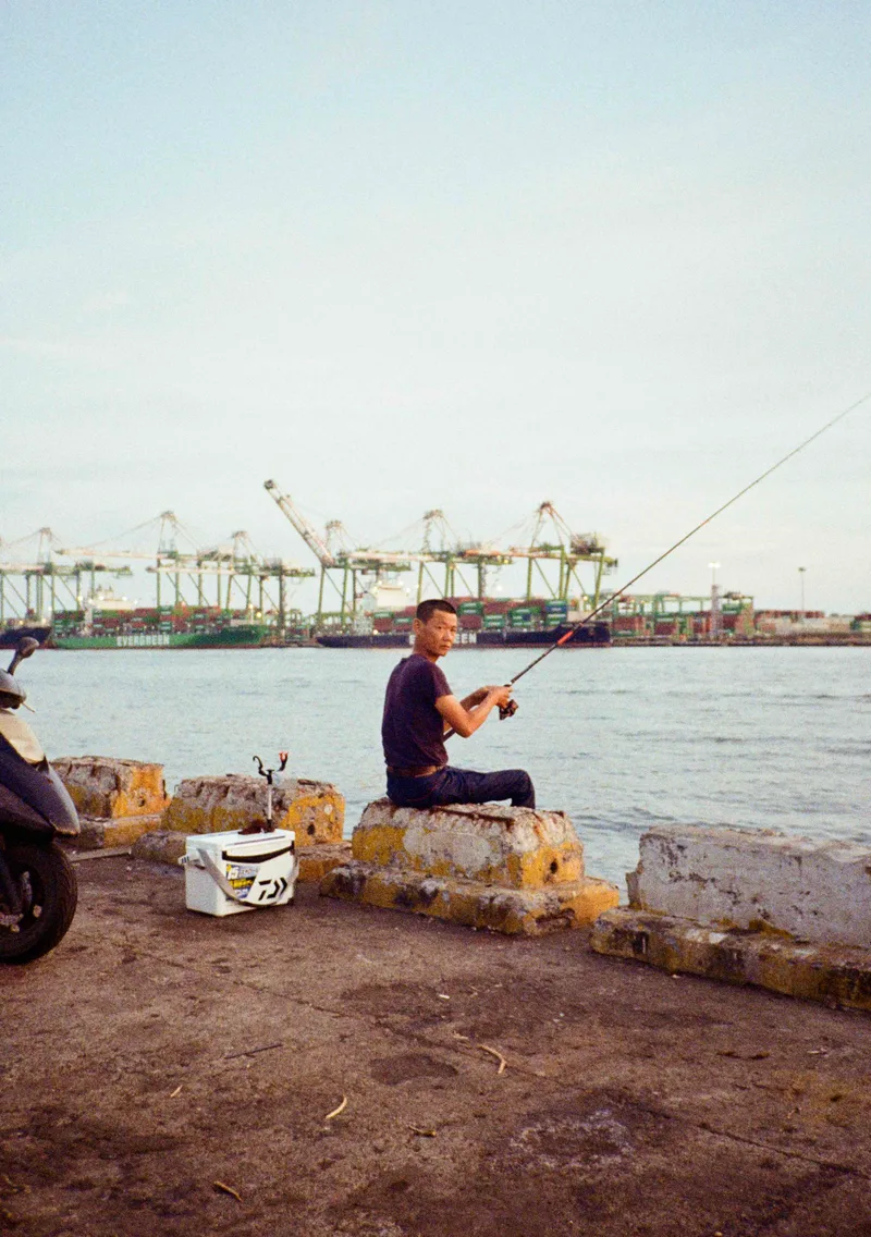 Fisher shot on Fujifilm Superia 200 with a Konica Recorder, developed at 自由數位, by Calvin W
