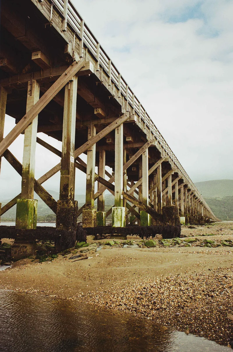 Building bridges shot on Kodak Gold 200 with a Nikon EM, by Guesty