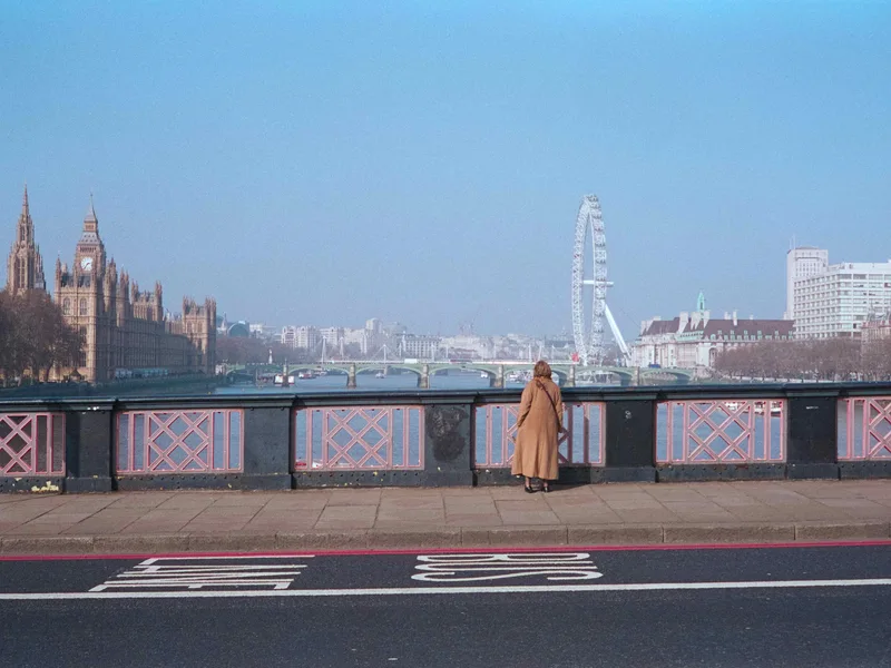 On Lambeth Bridge shot on Fujifilm FujiColor C200 with a Yashica Electro 35 GTN, by DCSN