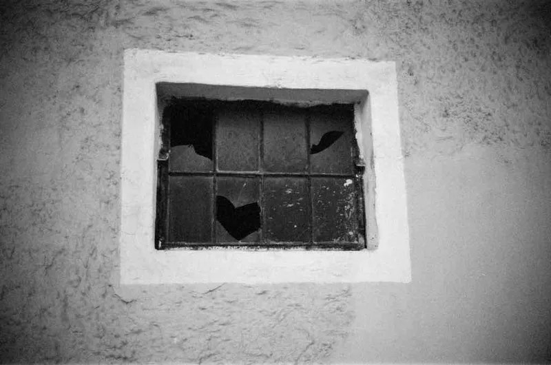 Heartbroken shot on Agfa APX 400 with a Leica M2, developed at Cyberlab, by Markus Hofstätter