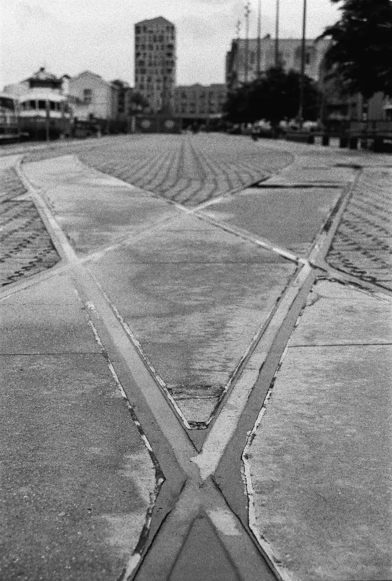 Cross rail shot on Ilford Delta 400 with a Nikon F100, developed at Panajou Bordeaux, by Vincent Copié