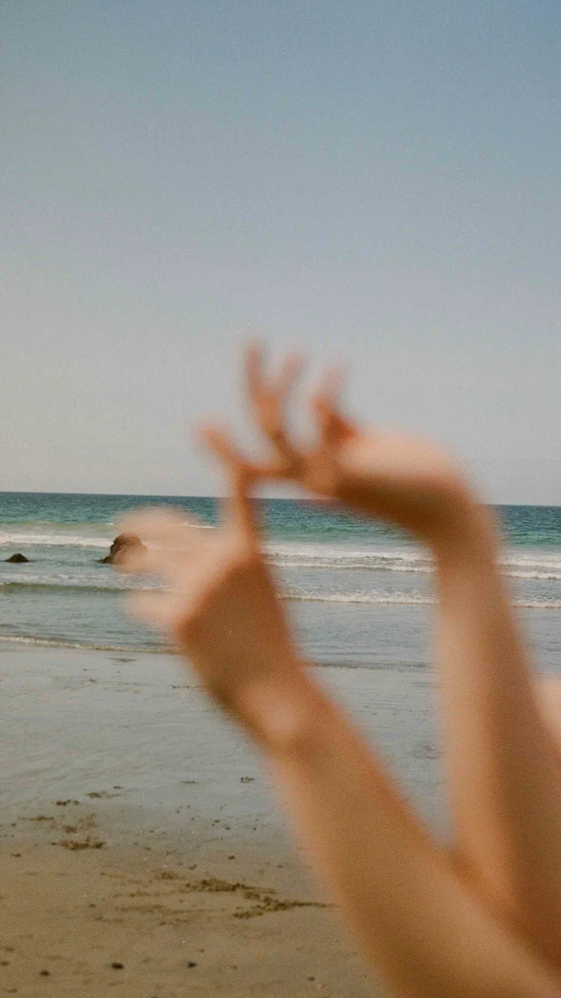 Beyond the sea shot on Fujifilm Superia 200 with a Contax G1, by Hann Can
