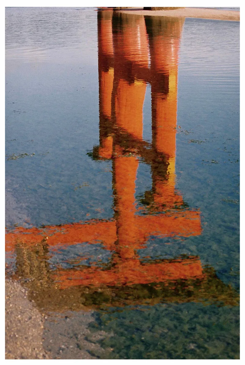 Reflection shot on Fujifilm 400 with a Canon EOS 650, developed at Espace Photo, by Federico Rossetto