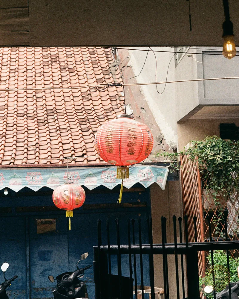 Chinesche wijk van Java (35mm) shot on Fujifilm FujiColor C200 with a Minolta XD, developed at Secondwave Photo Lab, by Verlichtend
