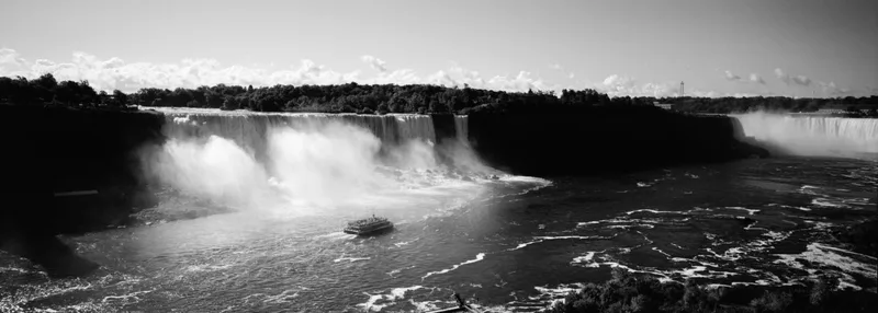Niagara Falls shot on Fujifilm Neopan Acros 100 II with a Hasselblad Xpan, developed at LTI Lightside, by T0M7