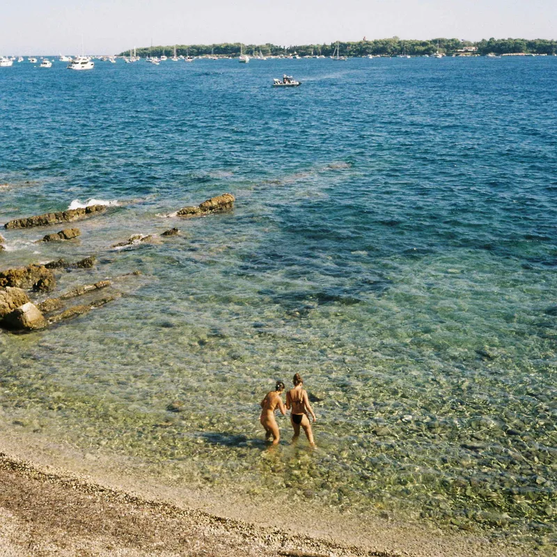 Film photo shot on Kodak Gold 200 with a Olympus AF-1 Super, developed at Studio Labo Léonard, by Steph