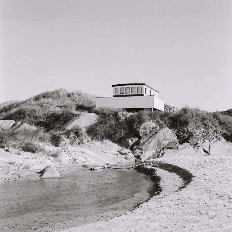 beach house shot on Kodak Tri-X 400 with a Hasselblad 501C, developed at Stavanger Foto, by Trond
