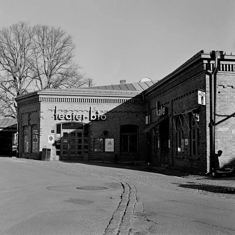 Light on Old Brick shot on Ilford HP5 Plus 400 with a Ricoh Diacord TLR, developed at Home / Self-Developed, by lillepv
