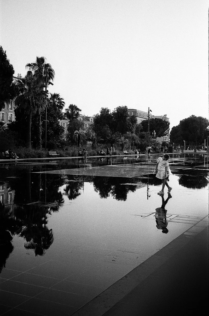 Danceflection shot on Foma Fomapan 100 Classic with a Rollei XF 35, by Alessandro Specchio