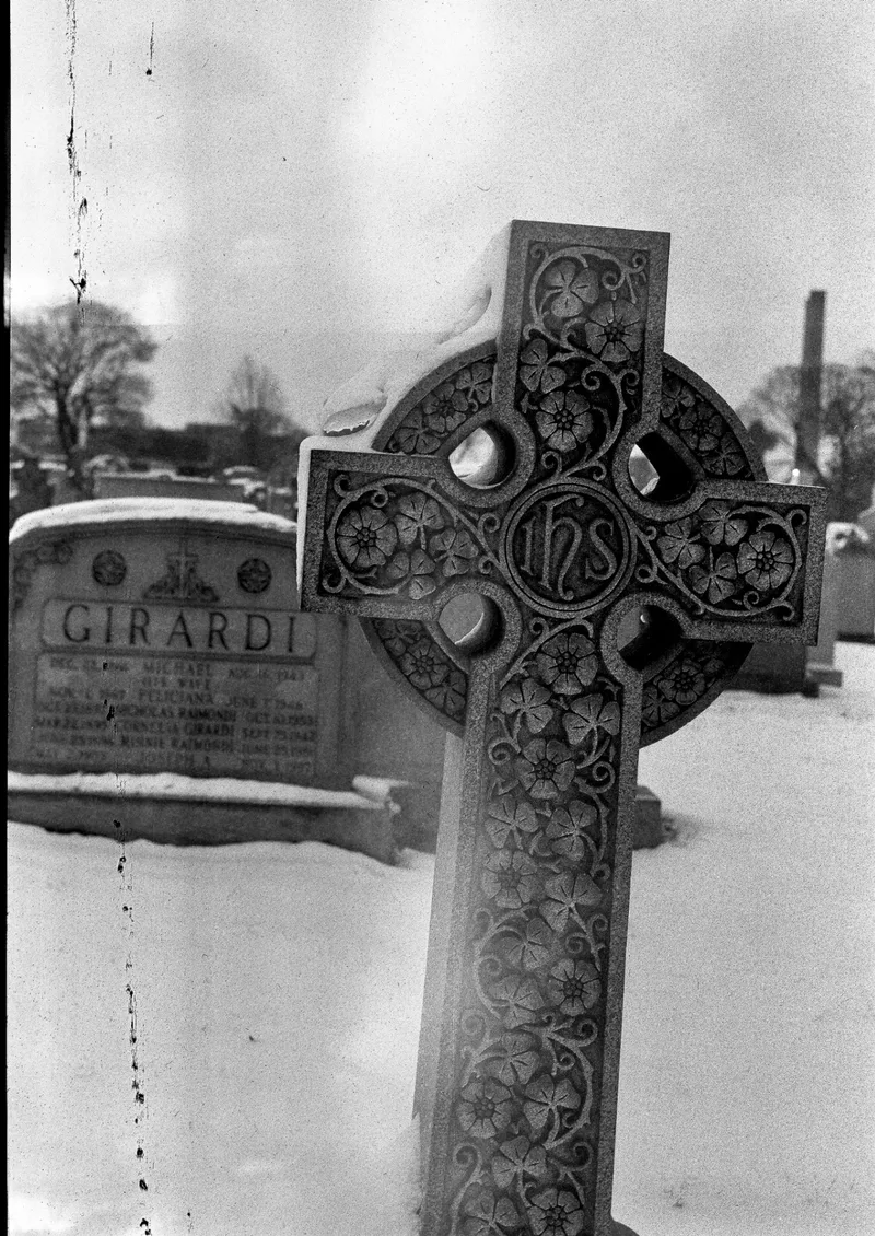 Grave shot on Ilford HP5 Plus 400 with a Kodak Pocket No. 1, by fin du temps