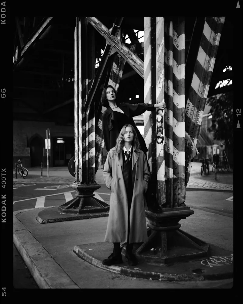 Ambre & Marie-Sarah shot on Kodak Tri-X 400 with a Plaubel Makina 67, developed at viertel vor 8, by kayserlich