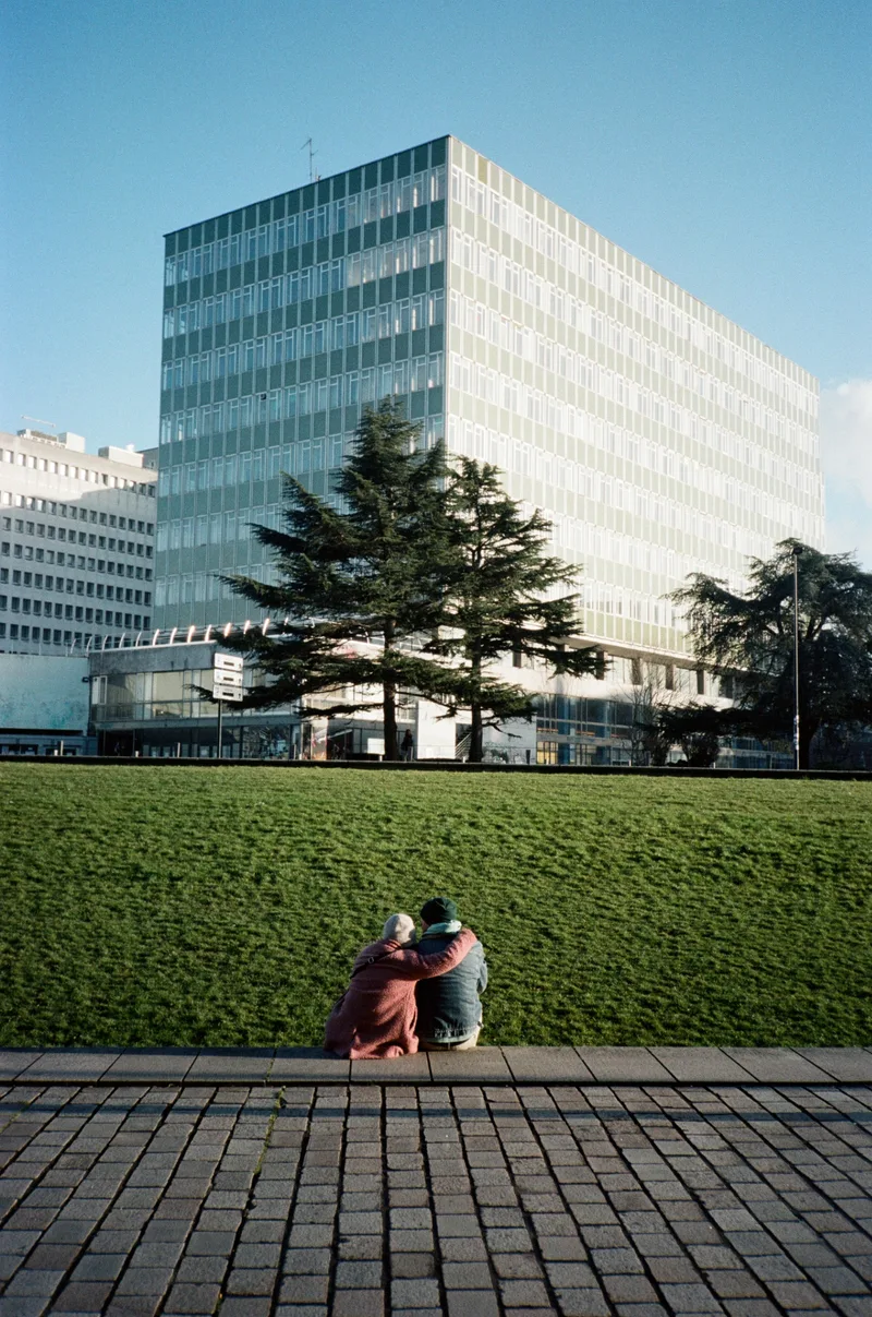 Lovers shot on Kodak Portra 160 with a Chinon Auto 3001, developed at L'Atelier Argentique, by Jonathan