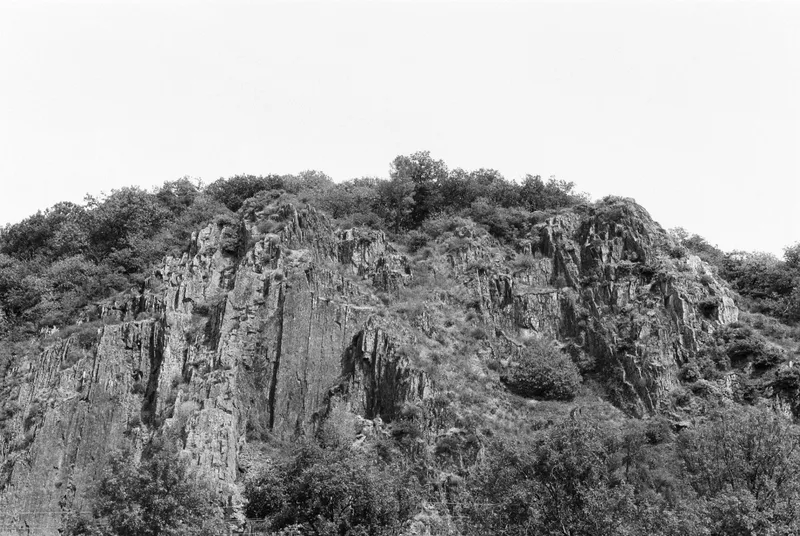 Rock shot on Ilford Kentmere Pan 200 with a Canon EOS 500, developed at GrainyRoll, by Adrien
