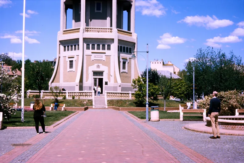 Film photo shot on Kodak Aerocolor 125 with a Olmypus OM30, developed at Budachrome, by Konappy
