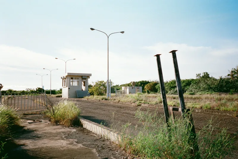 Post Apocalypse shot on Fujifilm Superia X-TRA 400 with a Yashica T AF, developed at 自由數位, by Calvin W