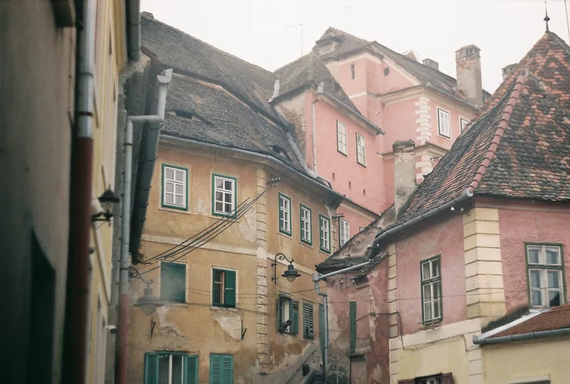 Film photo shot on Fujifilm FujiColor C200 with a Zenit E, by Oriana