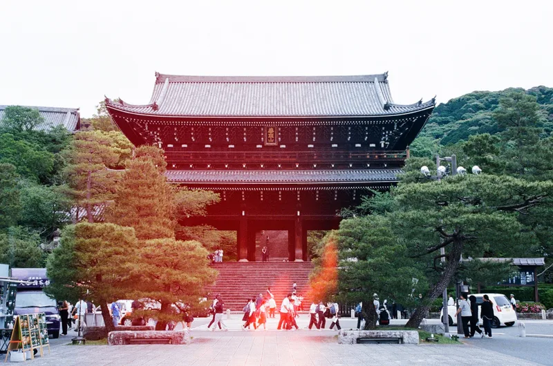 Light Leaks in Kyoto shot on Fujifilm Superia X-TRA 400 with a Minolta Alpha Sweet ii, by Fox