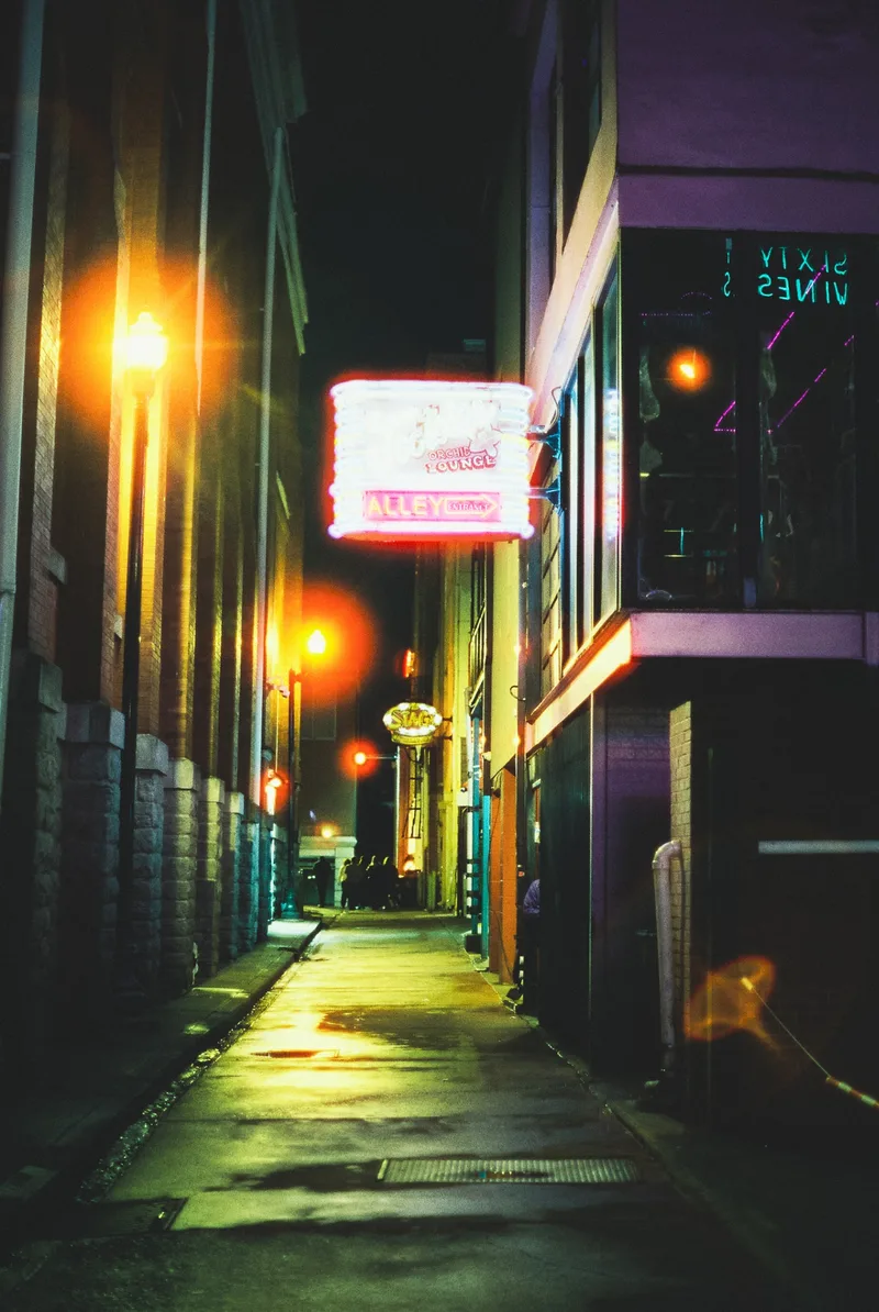 Alley. Nashville, Tennessee. 2025. shot on Cinestill 800T with a Minolta X-570, by BradSimsPhoto