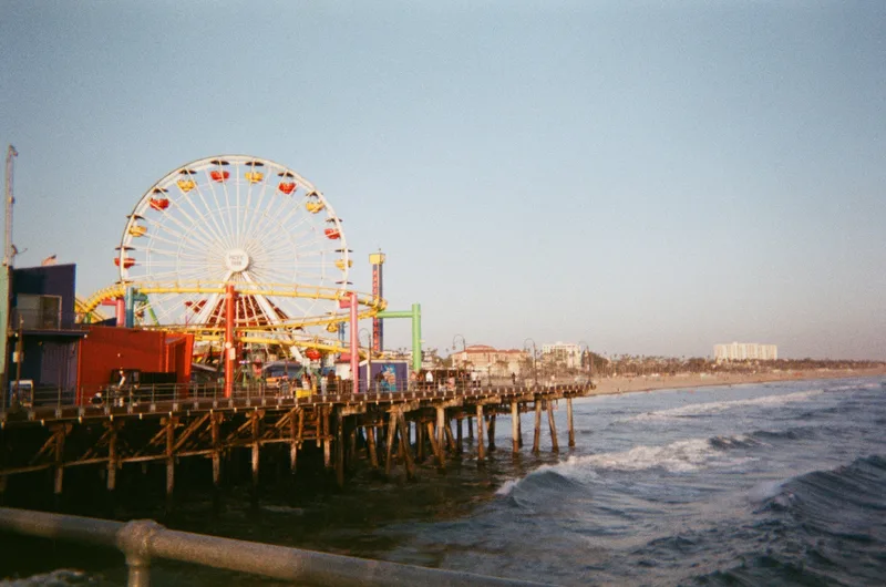 Santa Monica Pier shot on Fujifilm Superia X-TRA 400 with a Fujifilm QuickSnap, developed at Lab:Lab, by Eloá Leitão